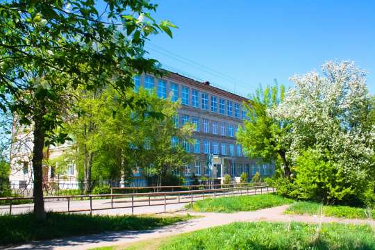 В школе Рыбинска мужчина напал с ножом на двух сотрудниц, одну из которых убил