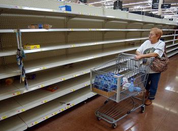 в россии приостановлены поставки товаров в магазины из-за обвала рубля