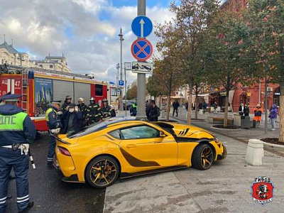 в центре москвы желтый спорткар врезался в фонарь и дорожный знак (видео)