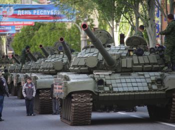 порошенко требует от ополченцев отвода из донбасса техники, подготовленной к параду победы